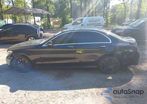 2015 Mercedes-Benz C 300 4Matic из США, поврежденный, VIN 55SWF4KB8FU016681